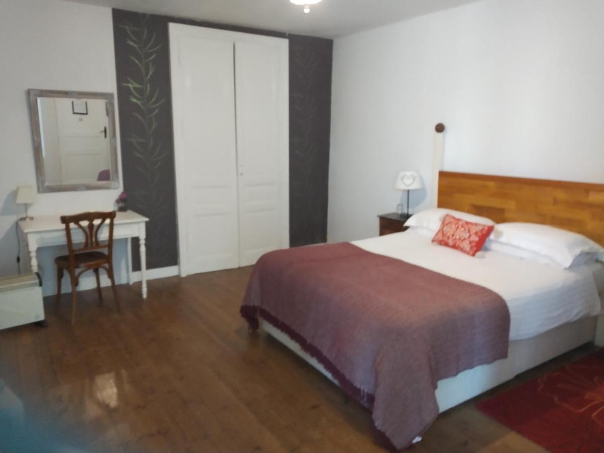 Bed and Breakfast Le Voltaire à Airvault Extérieur photo