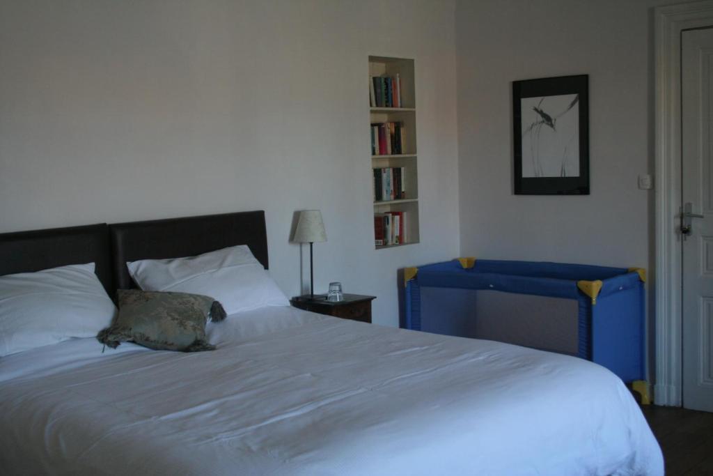Bed and Breakfast Le Voltaire à Airvault Chambre photo