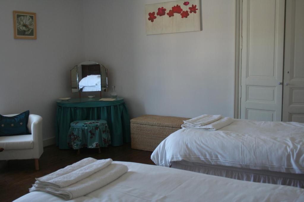Bed and Breakfast Le Voltaire à Airvault Chambre photo