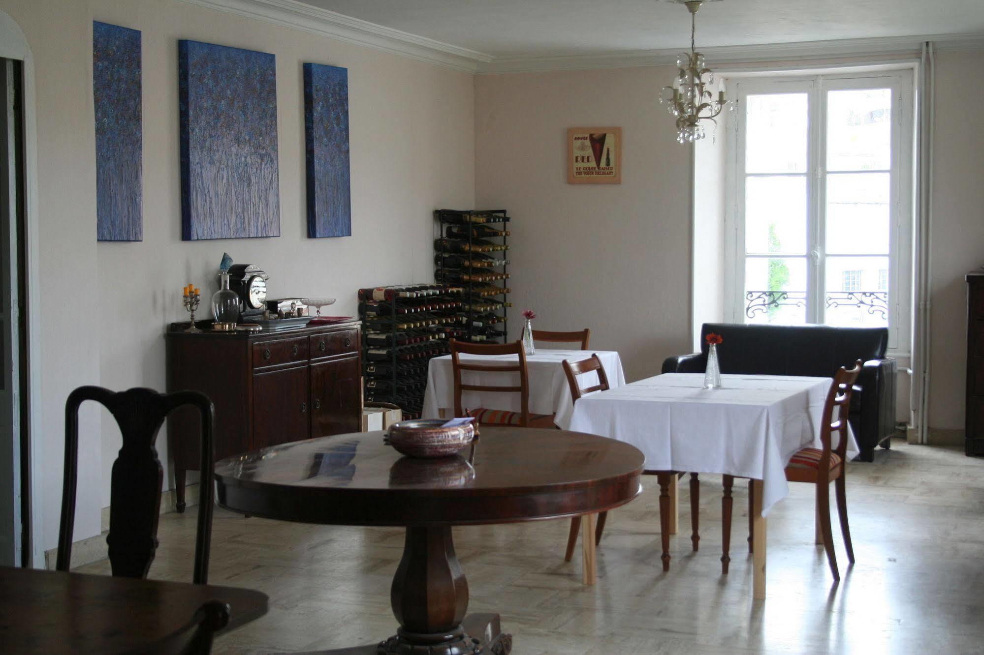 Bed and Breakfast Le Voltaire à Airvault Extérieur photo